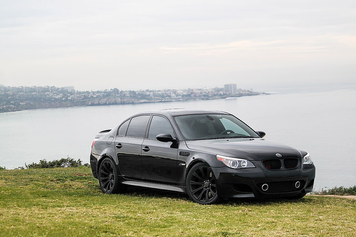 Fondo de pantalla HD: BMW E60 M5 sedán negro, mar, cielo, nubes, césped, sedán deportivo |  Llamarada de papel tapiz