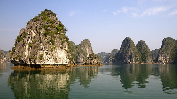 rock monument on calm body of water during daytime, Ha Long Bay, HD wallpaper