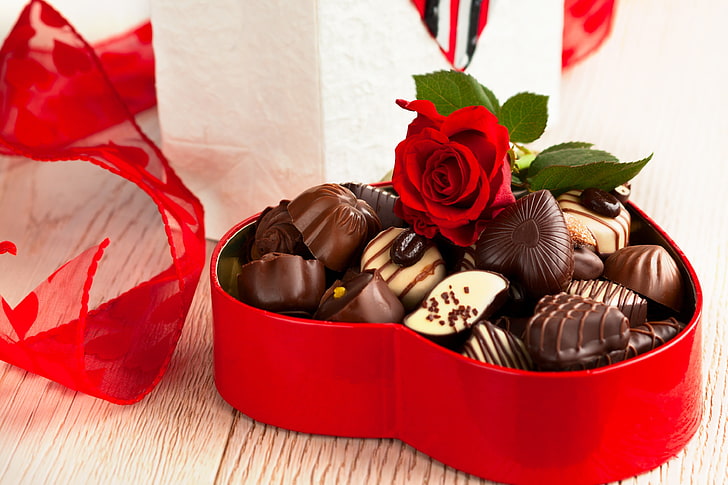 chocolate candies and red rose flower, roses, candy, love, heart, HD wallpaper