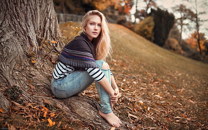 Blonde, blue eyes, Eva Mikulski, Torn Jeans, Trees, women, Women Outdoors, HD wallpaper