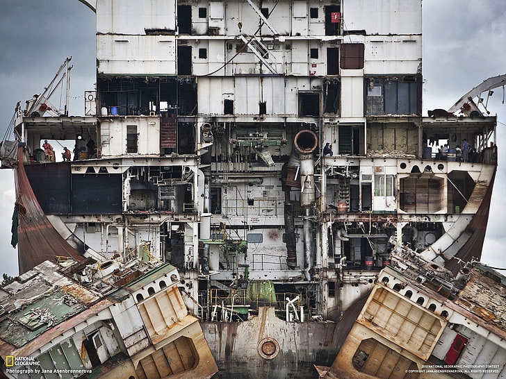 National Geographic scene screenshot, ship, wreck, architecture