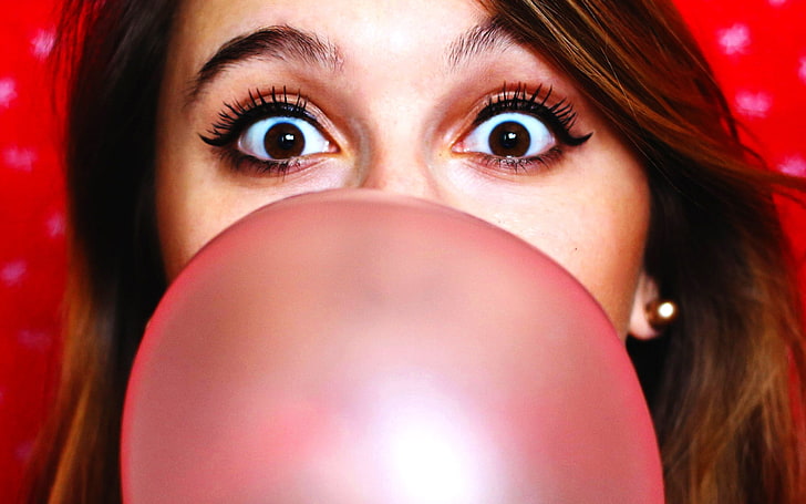 bubble gum, women, brunette, eyes, eyeliner, one person, looking at camera