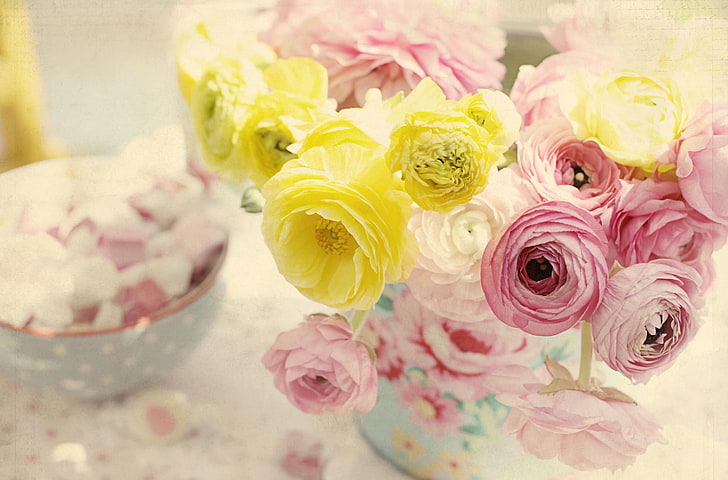 pink and yellow ranunculus flowers centerpiece, ranunkulyus, vase