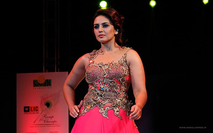 Huma Qureshi Ramp Walk, one person, young adult, front view, fashion