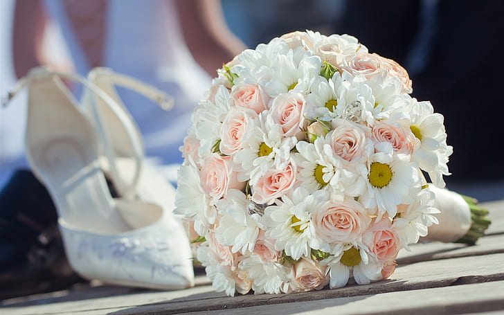 Wedding flowers, bouquet, pink roses and white daisy, shoes, HD wallpaper
