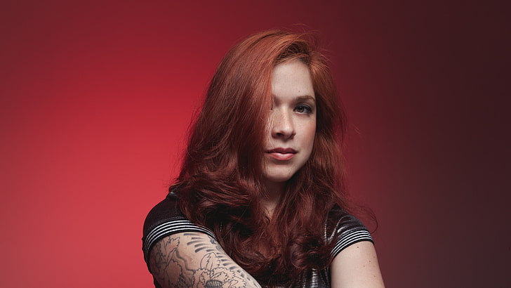 RB Retratos, 500px, portrait, tattoo, red background, redhead, HD wallpaper