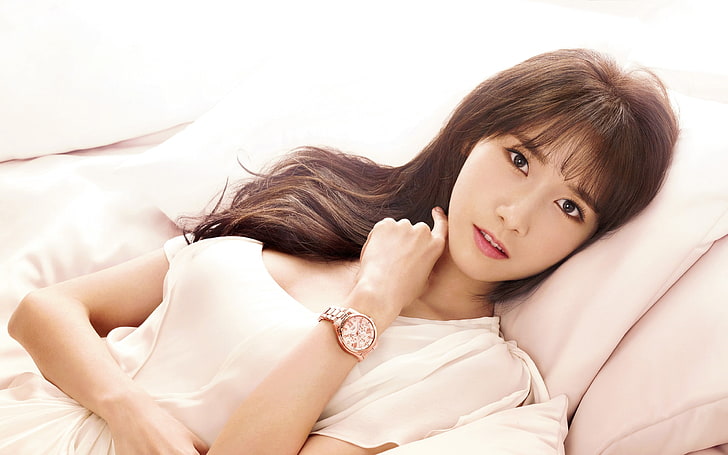 Yoona Korean Girls Generation HD Photo Wallpaper 0.., women's round gold-colored analog watch