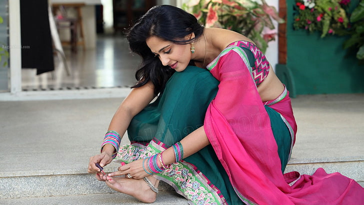 women's green and pink sari dress, brunette, Asian, Bollywood