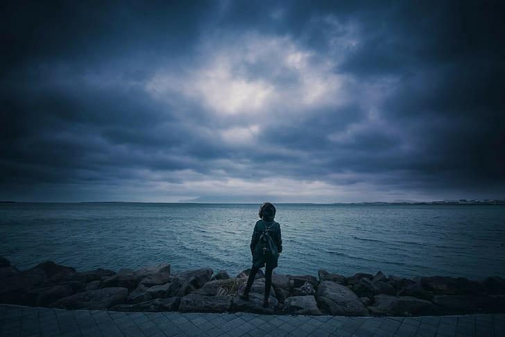 sea, storm, back, backpacks, windy, clouds, looking into the distance, HD wallpaper