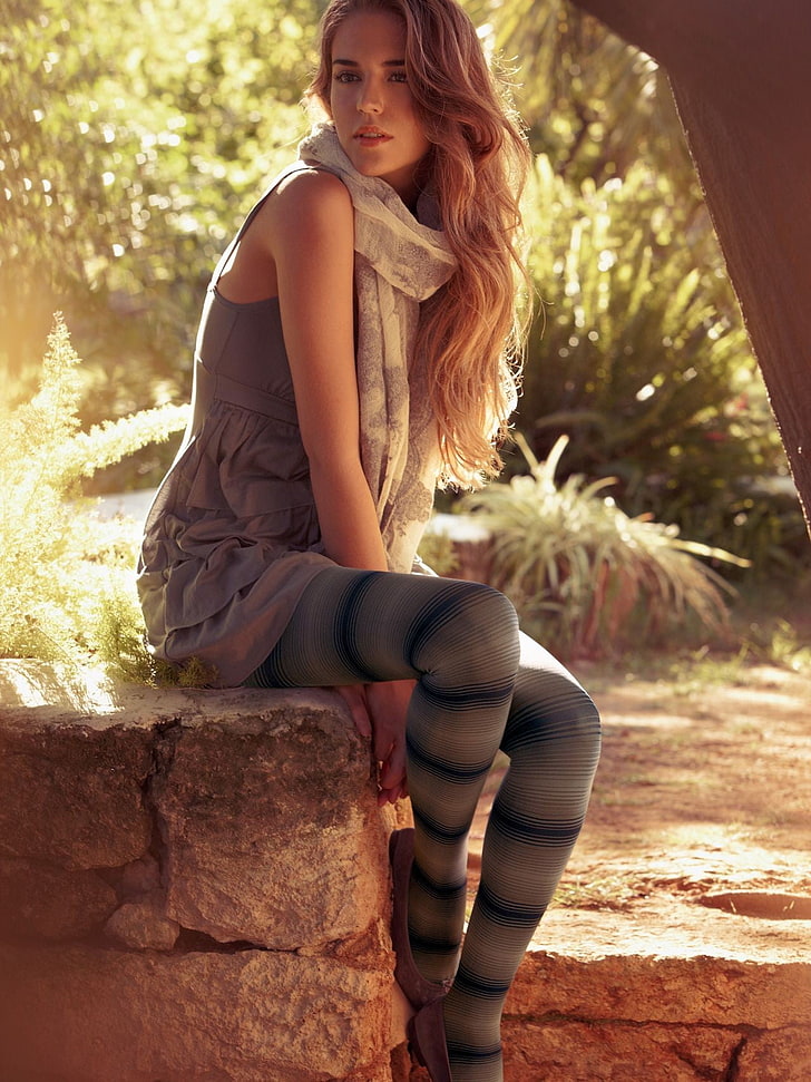 women's gray sleeveless mini dress and gray scarf, Clara Alonso, HD wallpaper