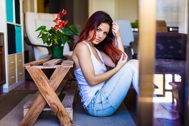 Delaia Gonzalez , model, women, looking at viewer, jeans, sitting