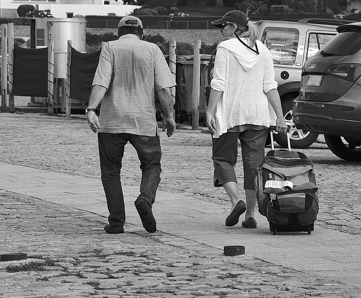 bagages, couple, femme, homme, marche, noir et blanc, personnages