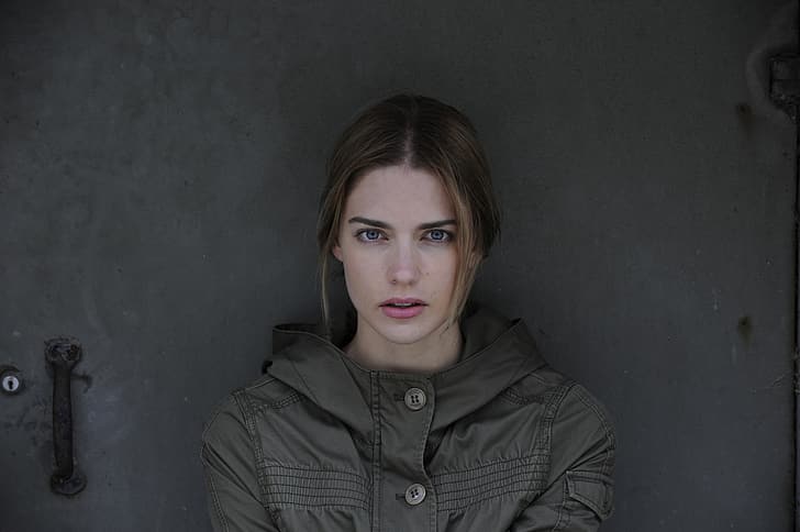 Laura Berlin, women, model, blue eyes, frontal view, green jacket