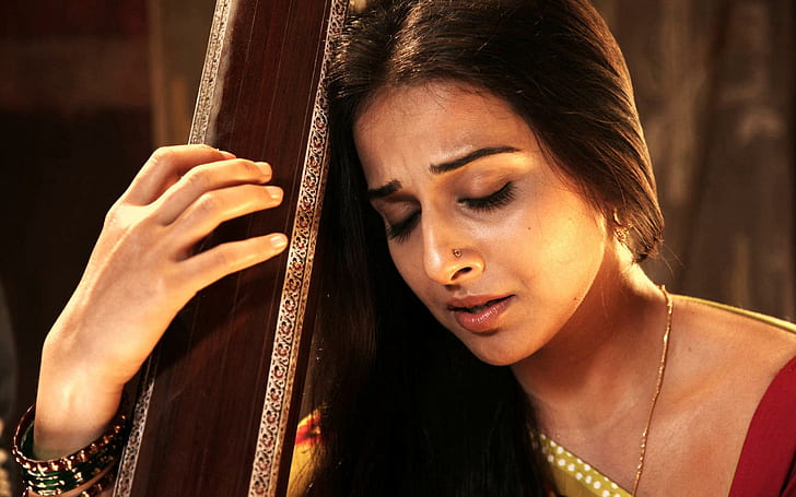 Vidya Balan in Ishqiya, women's gold chain necklace, indian actress, HD wallpaper