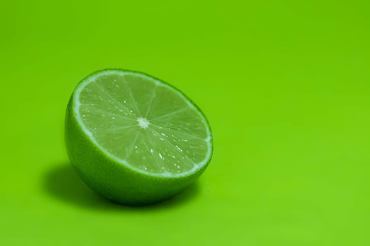 sliced green lime on wood, minimalism, grön, citrus, fruit, colourful, HD wallpaper