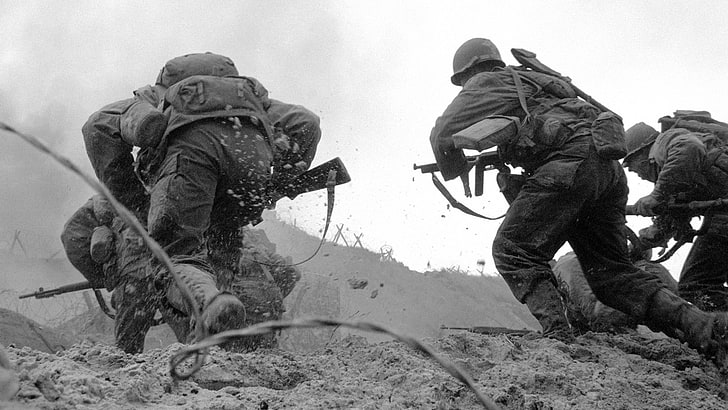 soldiers holding rifles grayscale photography, World War II, beach