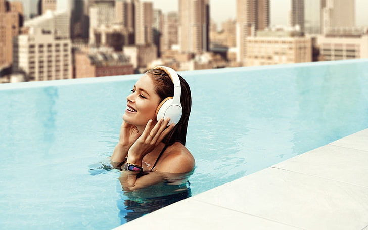 women, Doutzen Kroes, blonde, swimming pool, smiling, headphones