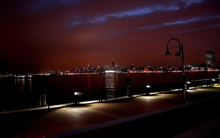 black street post, cityscape, water, night, loneliness, New York City, HD wallpaper