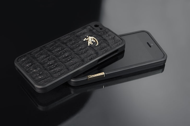 space gray iPhone 5s and two black cases, gresso, titanium bumper