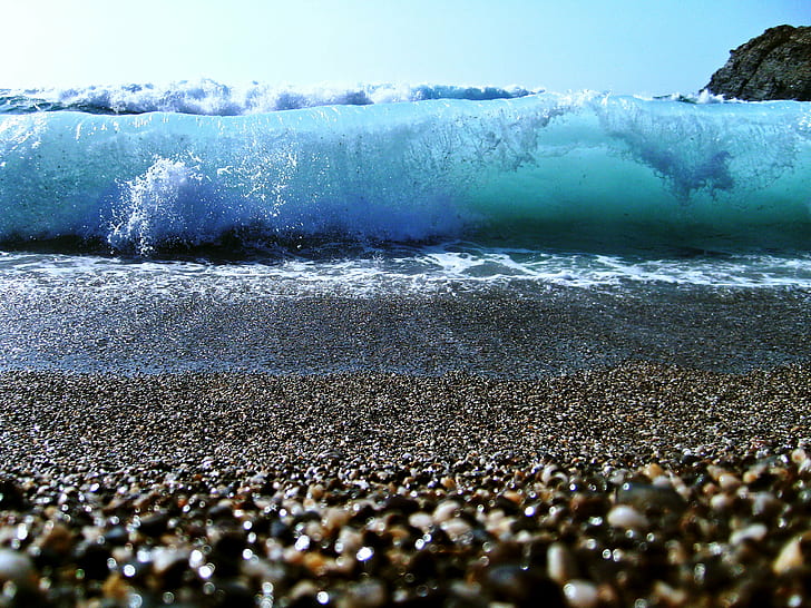 ocean waves in sea shore during daytime, sardegna, sardegna, di