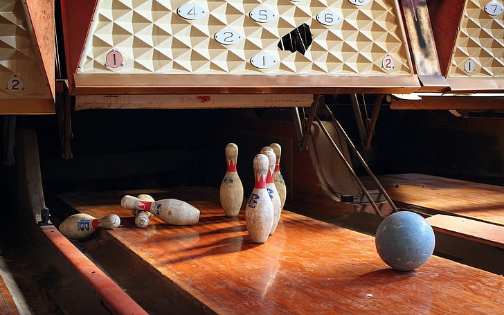 sport , bowling, wood - material, indoors, no people, table