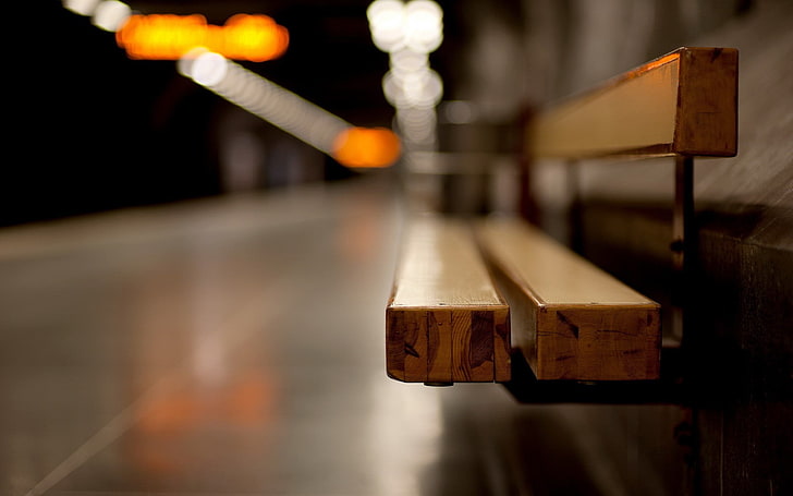 brown wooden bench, selective focus photo of brown bench with white and orange bokeh