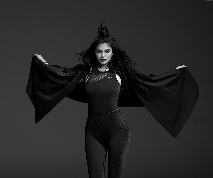 Đang tìm kiếm một hình nền độc đáo, thời trang và đầy năng lượng? Hãy xem ngay hình nền Puma đen với sự xuất hiện của Kylie Jenner! Chắc chắn bạn sẽ bị cuốn hút bởi không khí mạnh mẽ và sự quyến rũ đầy cá tính trong hình ảnh này.