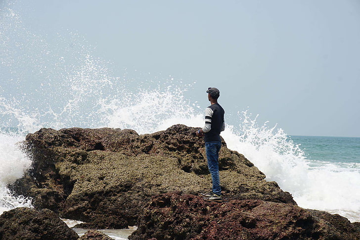 alone guy, beach, boy, goa, sea, seashore, seawave, water, rock, HD wallpaper