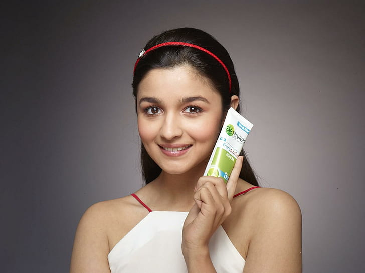 alia bhatt in garnier face wash ads, women's white plastic facial bottle, HD wallpaper